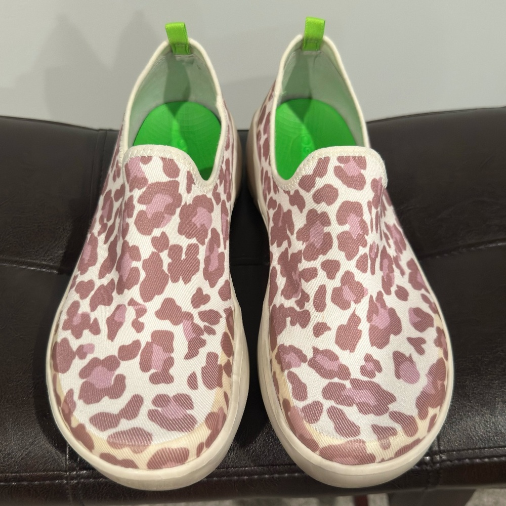OOFOS Women's OOmg eeZee Low Shoe - Rose Leopard Size - 8